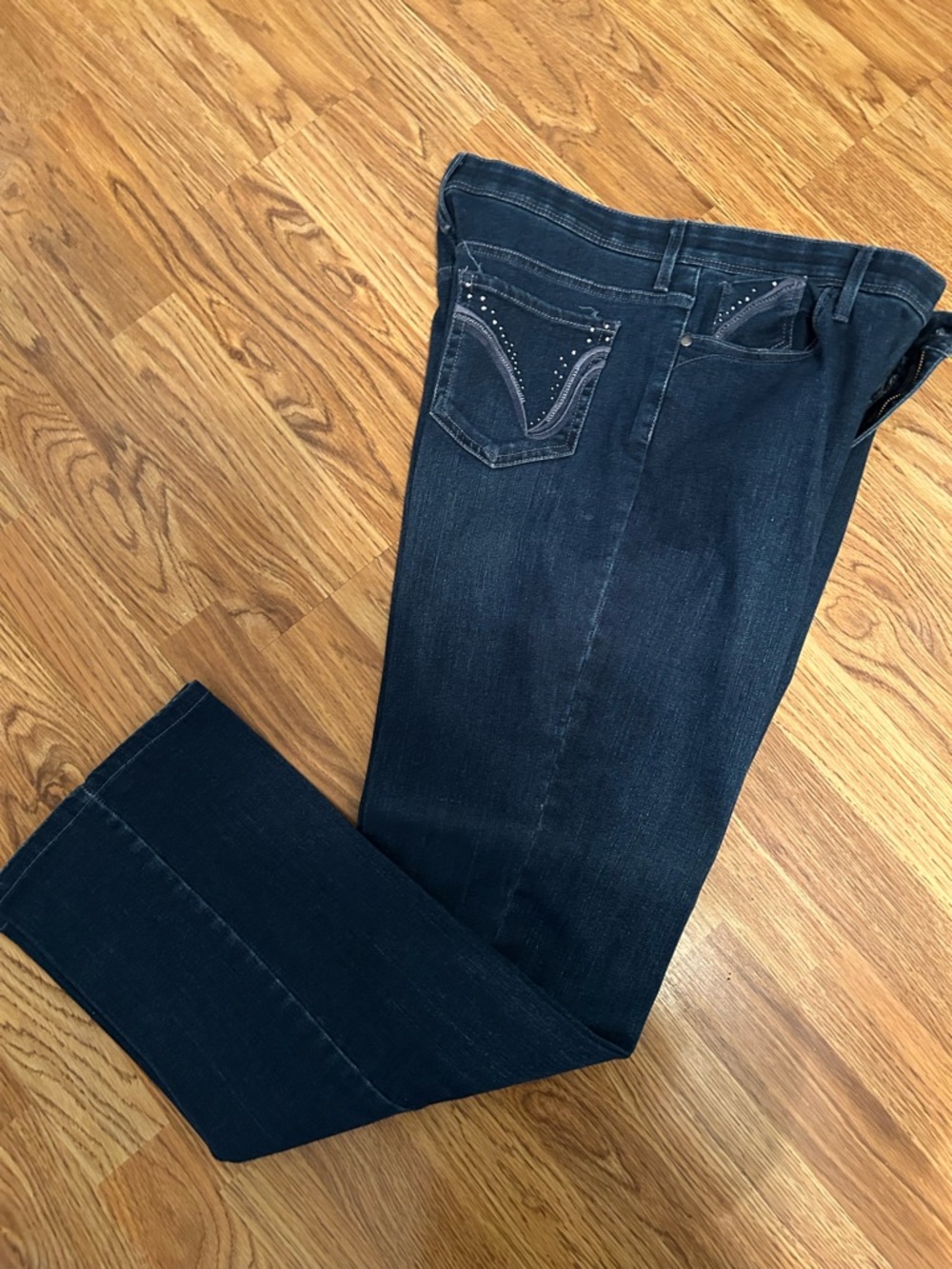 Gloria Vanderbilt Dark Wash Jeans with Embellished Back Pocket size 16